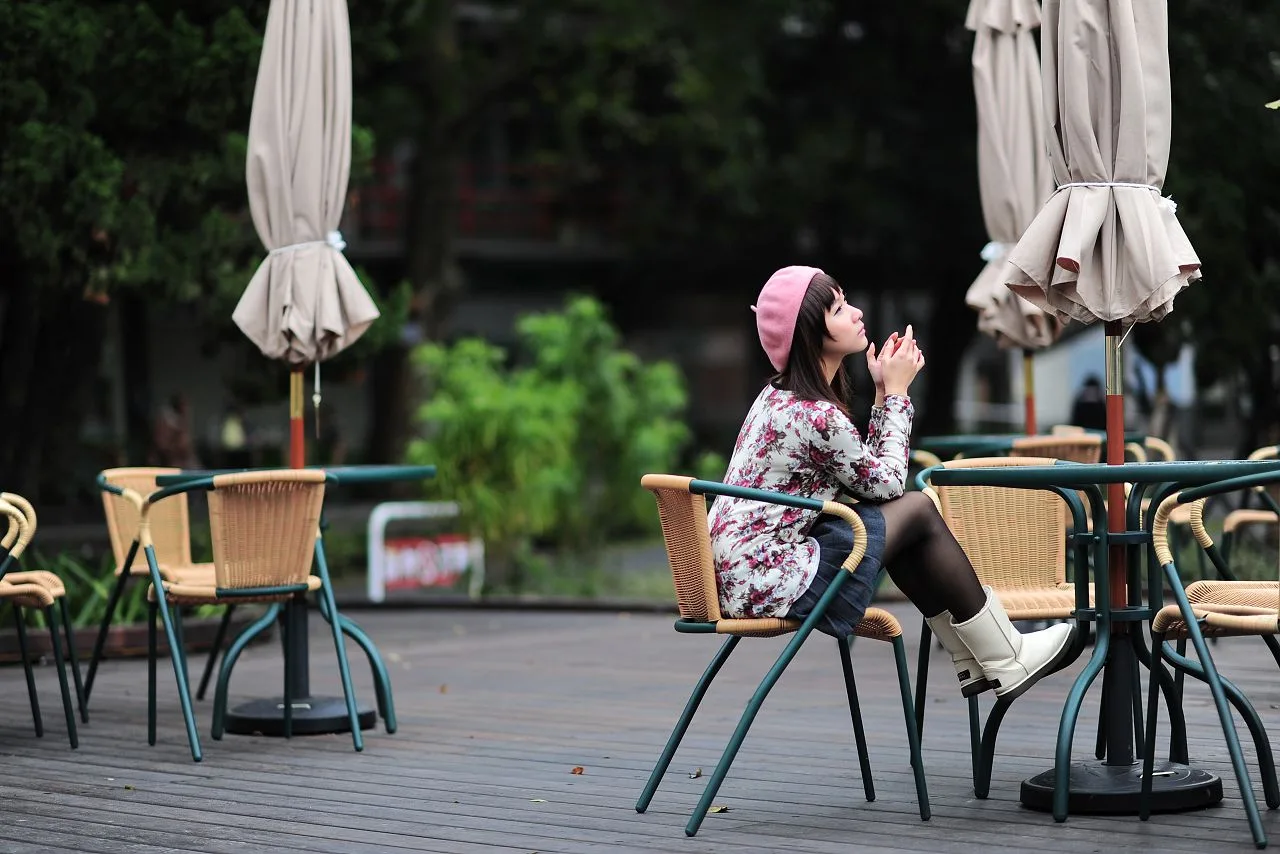 Buổi chụp ảnh vẻ đẹp ngoài trời - Vớ đen đời thực và một cô gái ngây thơ giống búp bê Barbie. - 3