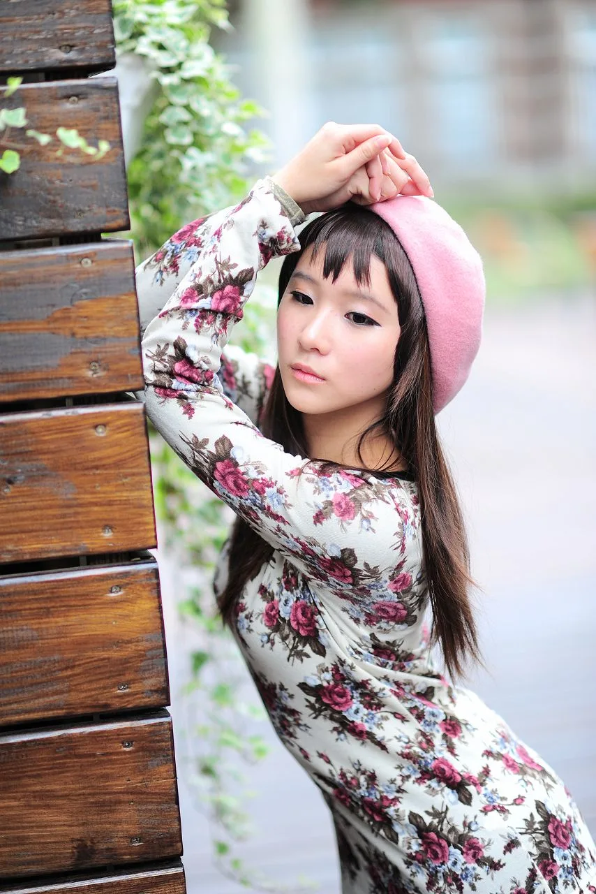 Buổi chụp ảnh vẻ đẹp ngoài trời - Vớ đen đời thực và một cô gái ngây thơ giống búp bê Barbie. - 11