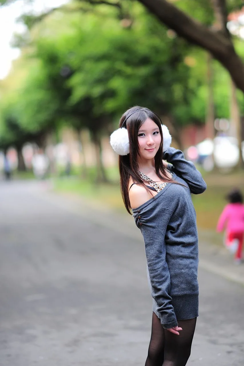 Buổi chụp ảnh vẻ đẹp ngoài trời - Vớ đen đời thực và một cô gái ngây thơ giống búp bê Barbie. - 36