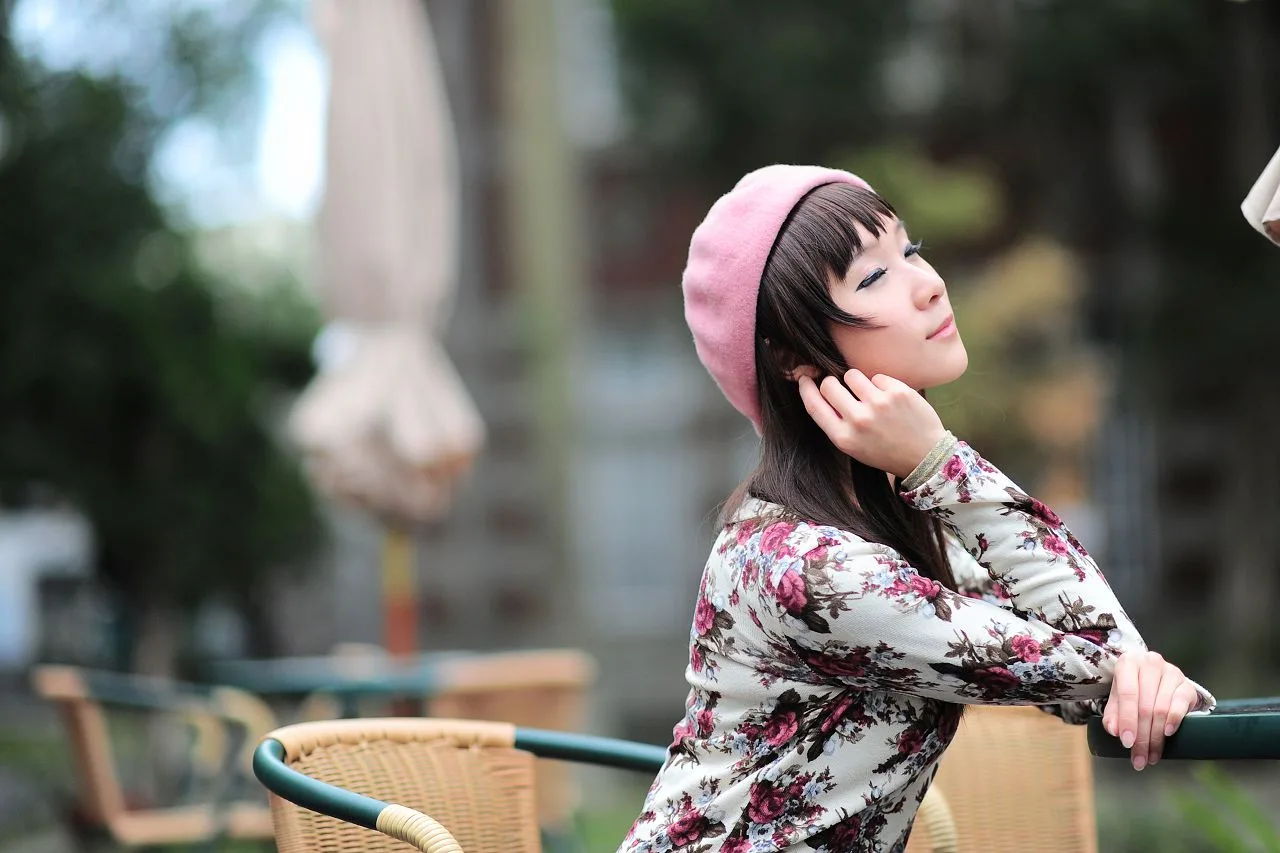 Buổi chụp ảnh vẻ đẹp ngoài trời - Vớ đen đời thực và một cô gái ngây thơ giống búp bê Barbie. - 2
