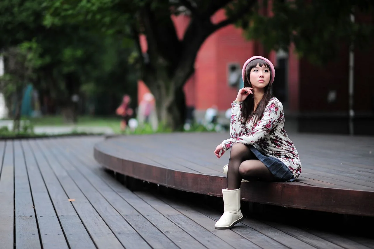 Buổi chụp ảnh vẻ đẹp ngoài trời - Vớ đen đời thực và một cô gái ngây thơ giống búp bê Barbie. - 8