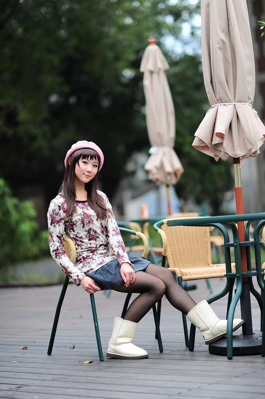 Buổi chụp ảnh vẻ đẹp ngoài trời - Vớ đen đời thực và một cô gái ngây thơ giống búp bê Barbie. - 1