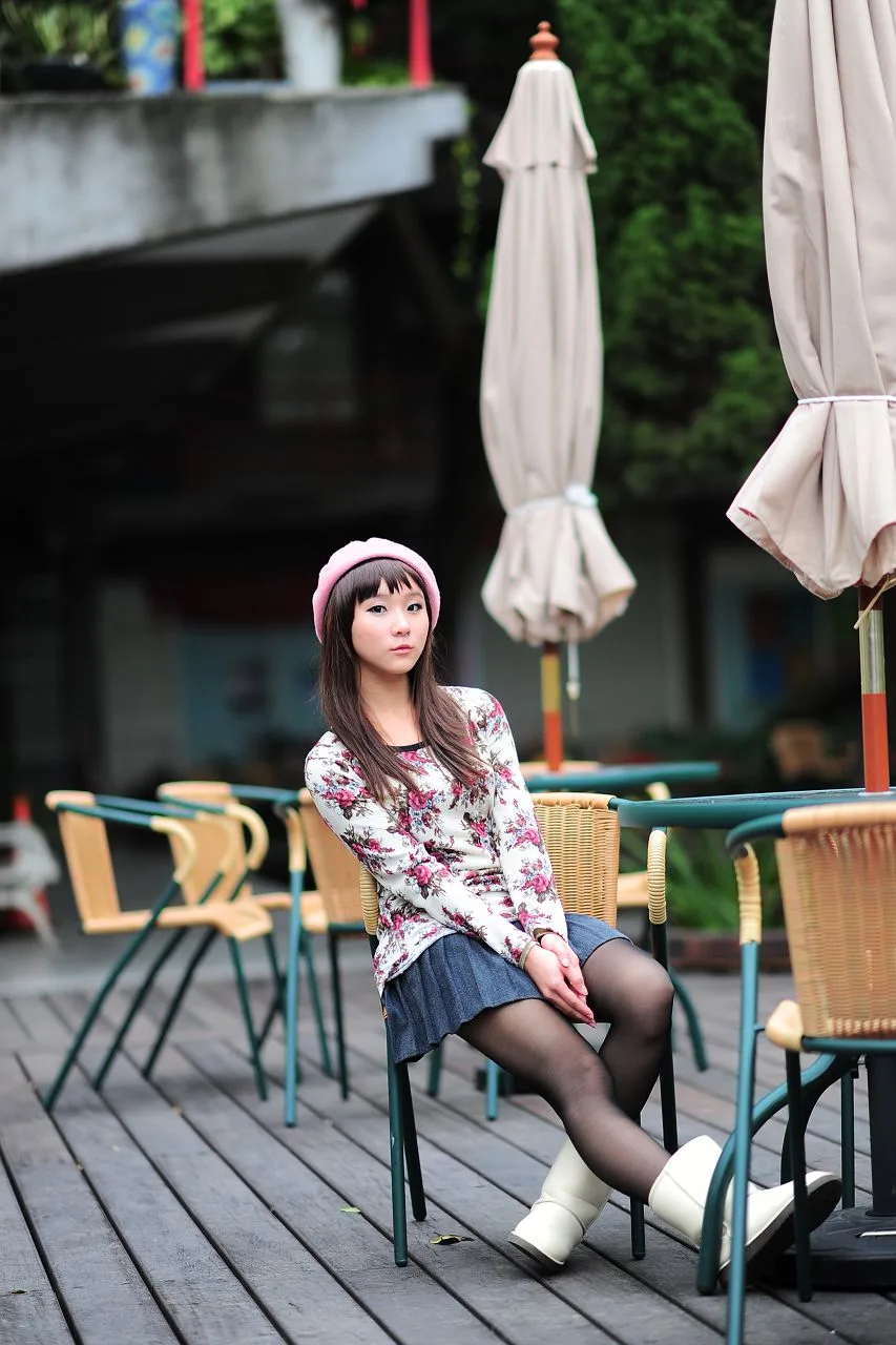 Buổi chụp ảnh vẻ đẹp ngoài trời - Vớ đen đời thực và một cô gái ngây thơ giống búp bê Barbie. - 5