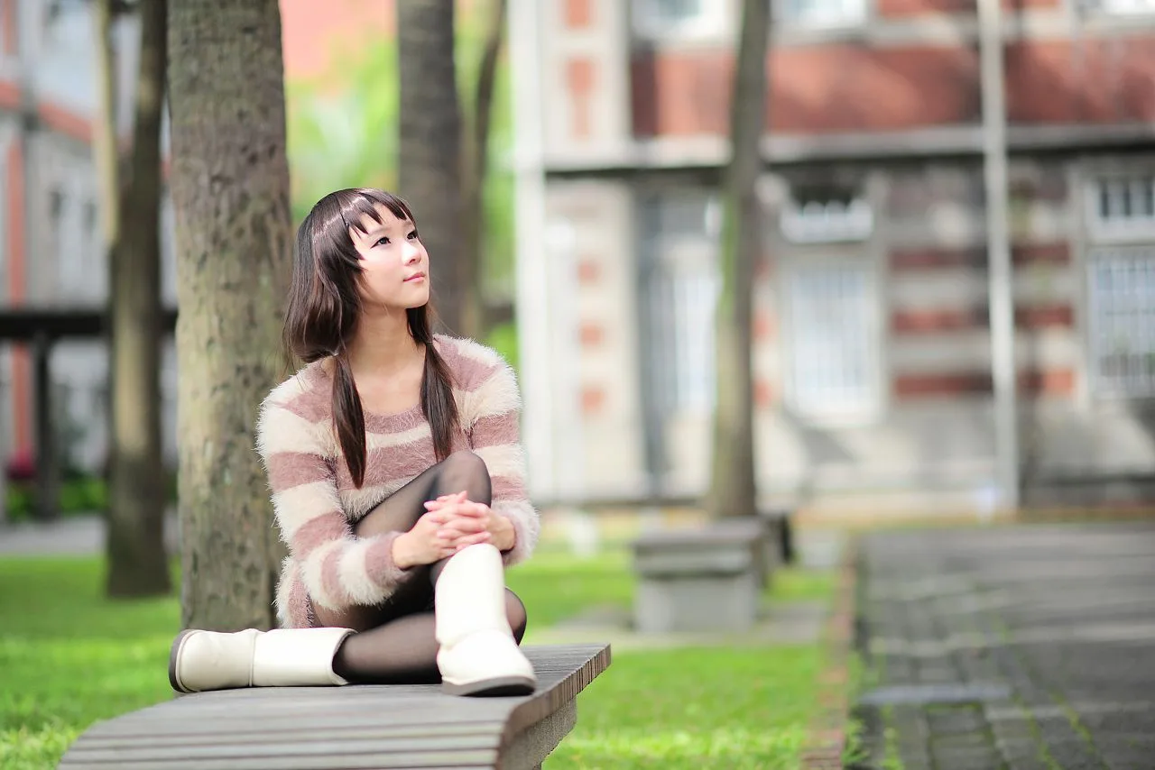 Buổi chụp ảnh vẻ đẹp ngoài trời - Vớ đen đời thực và một cô gái ngây thơ giống búp bê Barbie. - 23