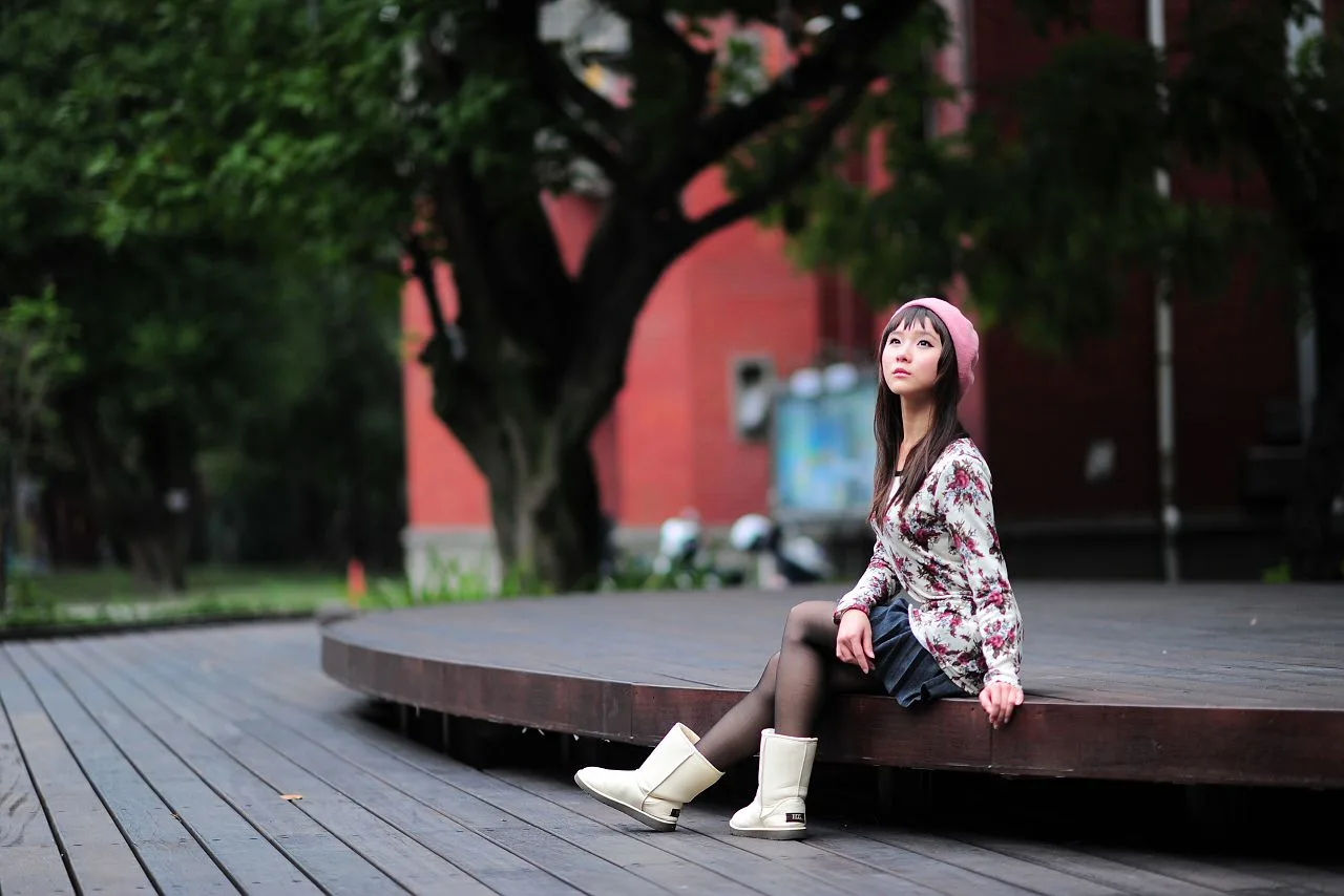 Buổi chụp ảnh vẻ đẹp ngoài trời - Vớ đen đời thực và một cô gái ngây thơ giống búp bê Barbie. - 6
