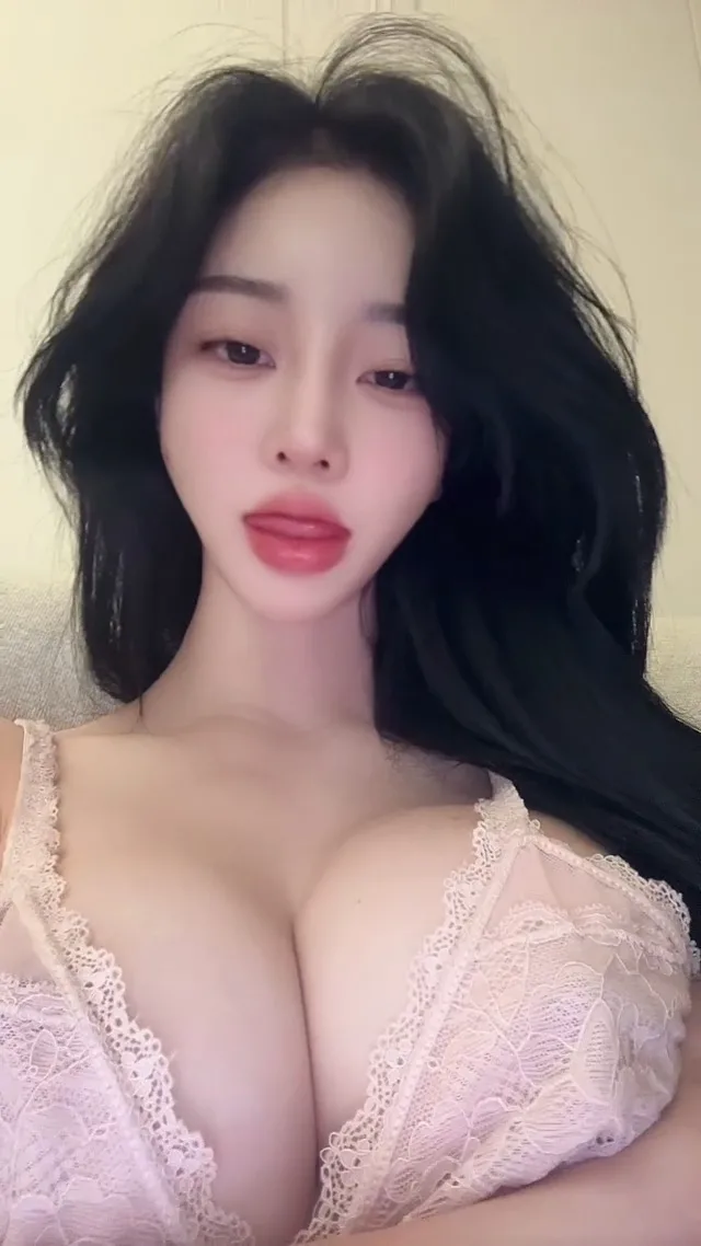 [Phòng riêng] Phòng riêng - Phòng riêng: Một căn phòng riêng tư êm ái và dịu dàng, nơi vẻ đẹp của một cô gái trẻ hiện lên trong ánh mắt của một người phụ nữ trưởng thành. - 22