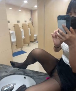 Vào WC nam trèo hẳn lên lavabo để thủ dâm thì cũng chịu rồi đấy