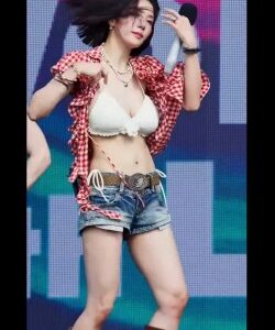 Clip Kwon Eun-Bi múa ngực hot nhất Waterbomb bỏng mắt khán giả Part 2