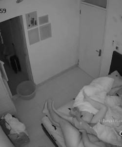 Vợ chồng son chịch trộm lúc con ngủ